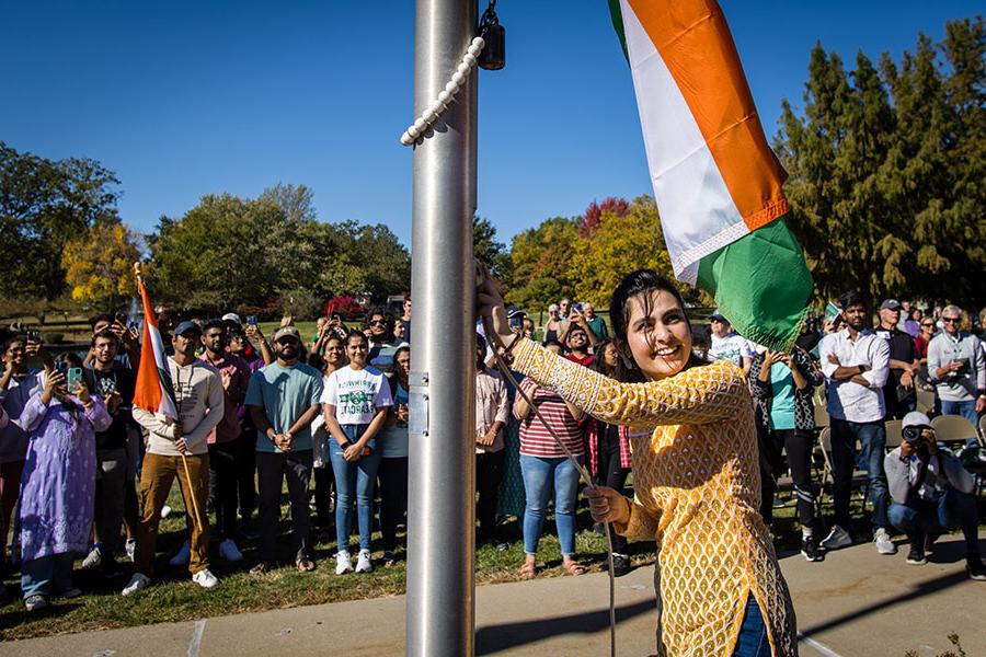在西北地区一年一度的国际升旗仪式上，一名来自印度的学生升起了她的祖国国旗, 每年秋天都会庆祝牛津大学的国际学生和多样性. (图片来源:Lauren Adams/<a href='http://vdul7x4e.lcxjj.net'>威尼斯人在线</a>) 